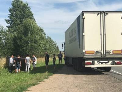 Под Смоленском произошла авария с фурой и легковушкой