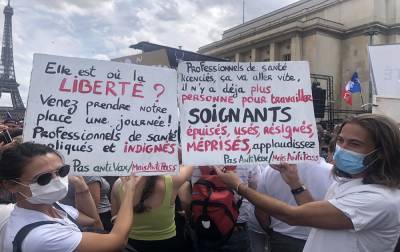 Противники "паспортов здоровья" вновь вышли на митинги во Франции
