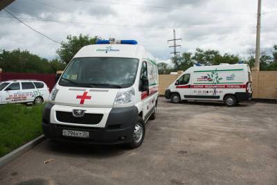 В Астрахани кареты скорой помощи продолжают выстраиваться в очередь возле больницы