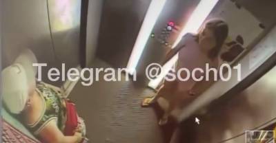 Камера в лифте сняла, как мужчина мастурбирует прямо на глазах у девушки
