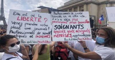 Во Франции снова митингуют против "паспортов здоровья": полиция применила газ (ФОТО, ВИДЕО)