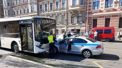 Полицейские оказались в больнице после ДТП с автобусом в Петербурге