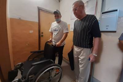 Пенсионер из Великого Новгорода подарил 15-летнему мальчику-инвалиду новую коляску