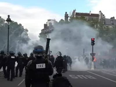 В столице Франции протестующих против ковид-паспортов разогнали слезоточивым газом (видео)