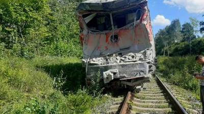 Столкновение поезда с грузовиком: движение восстановлено