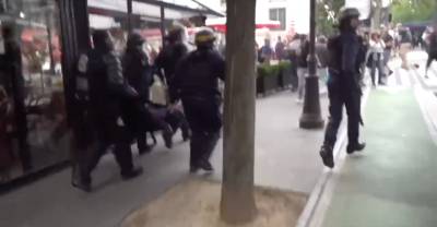 Минимум трое полицейских пострадали на митинге против санитарных пропусков в Париже