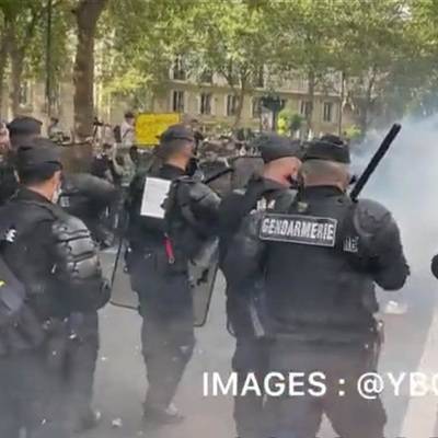 Полиция применила водометы на манифестации в Париже