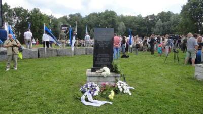 Эстонцы почти память эсэсовцев на месте боев близ границы с Россией