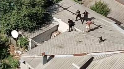 В Харькове голый психбольной дрался на крыше дома с полицией. Один коп сорвался вниз