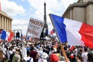 По всей Франции начались протесты против санитарных пропусков и обязательной вакцинации.ВИДЕО