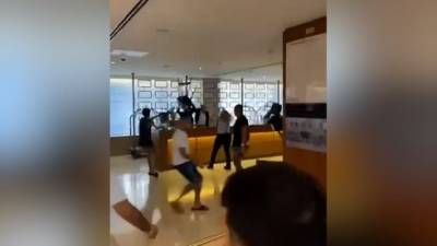 Видео: гости гостиницы в Иерусалиме устроили дебош и бросались стульями в сотрудников