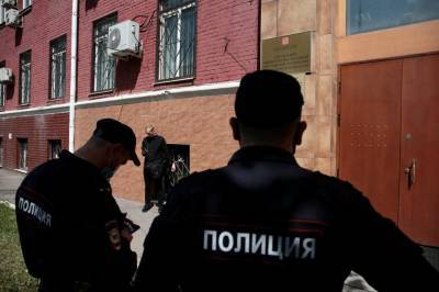 Лимоновцы приковались наручниками к зданию Минюста России