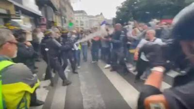 Во Франции продолжаются протесты против санитарных пропусков: Полиция применила слезоточивый газ