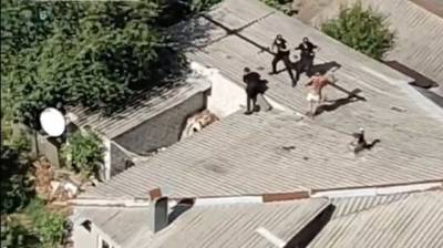 В Харькове голый психбольной дрался на крыше дома с полицией