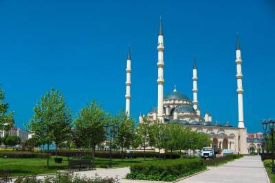 В Чечне ограничили заполняемость мечетей и храмов из-за COVID-19