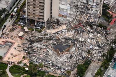 Поиски жертв обрушения дома во Флориде приостановлены для сноса остатков здания