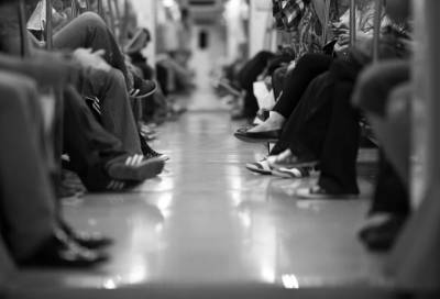 Девушки в подгузниках устроили шумный "перформанс" в петербургском метро