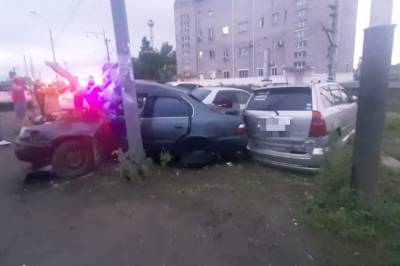 В Хабаровске водитель Toyota Corolla врезался в столб