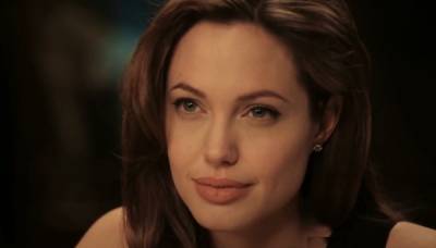 Джоли с минимумом косметики раскрыла секрет своей привлекательности: фото красотки