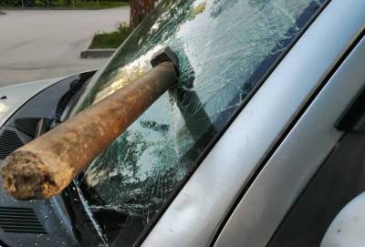 Неизвестный мужчина разбил лобовое стекло чужого автомобиля Toyota в Новосибирске