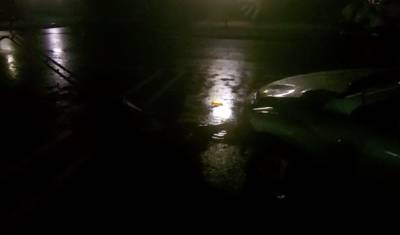 Автомобиль врезался в столб на парковке у ТРЦ «Фаворит» в Тюмени