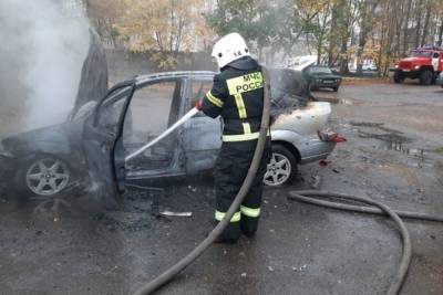В Смоленском районе полностью сгорел автомобиль