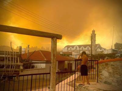 Масштабный лесной пожар на Кипре: ЕС отправил воздушную помощь