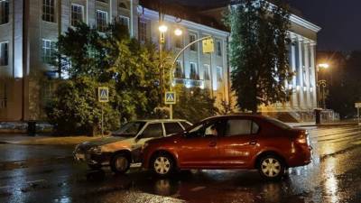 Два автомобиля столкнулись на перекрестке около тюменского Главпочтамта
