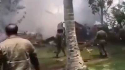 На Филиппинах опубликовали видео с места падения военного самолета