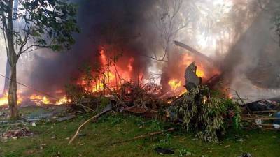 Не менее 17 человек погибли при крушении военного самолета на Филиппинах