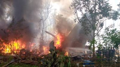 На Филиппинах разбился военный самолёт с 85 человеками на борту