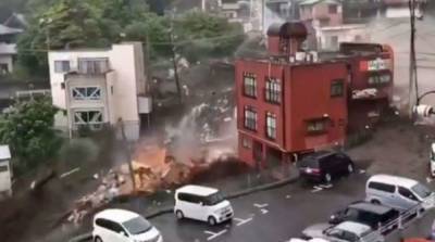 В Японии оползень уничтожил 80 домов, есть погибшие