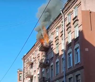 Видео: столп пламени вырывается из квартиры на Пионерской в Петербурге