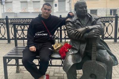 Сын Михаила Круга сфотографировался с памятником отцу