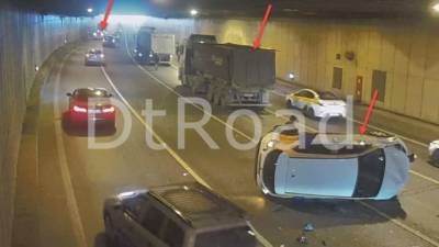 В Лефортовском тоннеле перевернулся автомобиль каршеринга