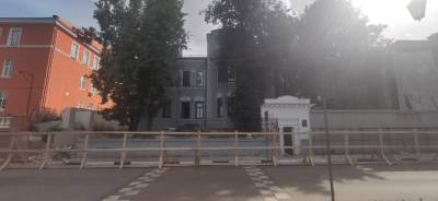 Снос ограждения у исторического здания на Верхневолжской набережной приостановлен