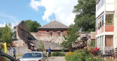 На улице Дадаева рухнула крыша дома (фото)