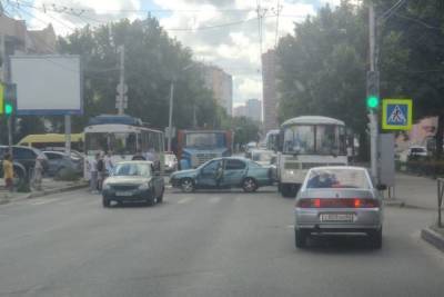 На улице Грибоедова в Рязани столкнулись четыре машины
