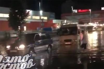 Сильнейший ливень в Таганроге затопил улицы, автобусы и машины поплыли