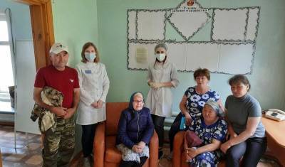 Тюменские медики на вездеходе приехали вакцинировать жителей Заболотья