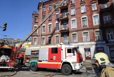 Впечатляющие кадры: в Петербурге полыхает коммунальная квартира, огонь достает до крыши