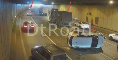 Автомобиль каршеринга перевернулся в Лефортовском тоннеле в Москве