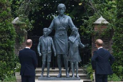 Британцы установили памятник принцессе Диане в честь ее 60-летия
