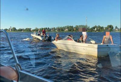 Шестеро взрослых и маленький ребенок застряли в лодке на реке Волхов