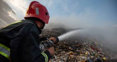 Пожарные борются с огнем на мусорных свалках в Нубарашене и Арарате