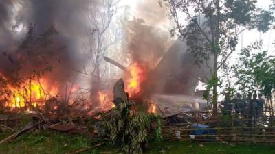 На Филиппинах разбился военный самолет, где находилось 92 человека