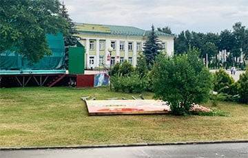 Ливень в Добруше смыл часть набережной и обрушил красно-зеленый билборд