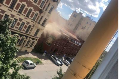 Усачевские бани в Петербурге тушили пять пожарных машин