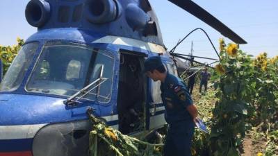 Видео с моментом жесткой посадки Ми-2 в поле подсолнухов в КБР