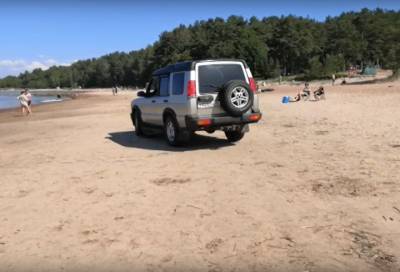 Серебристый джип чуть не задавил отдыхающих на пляже в Ленобласти – видео